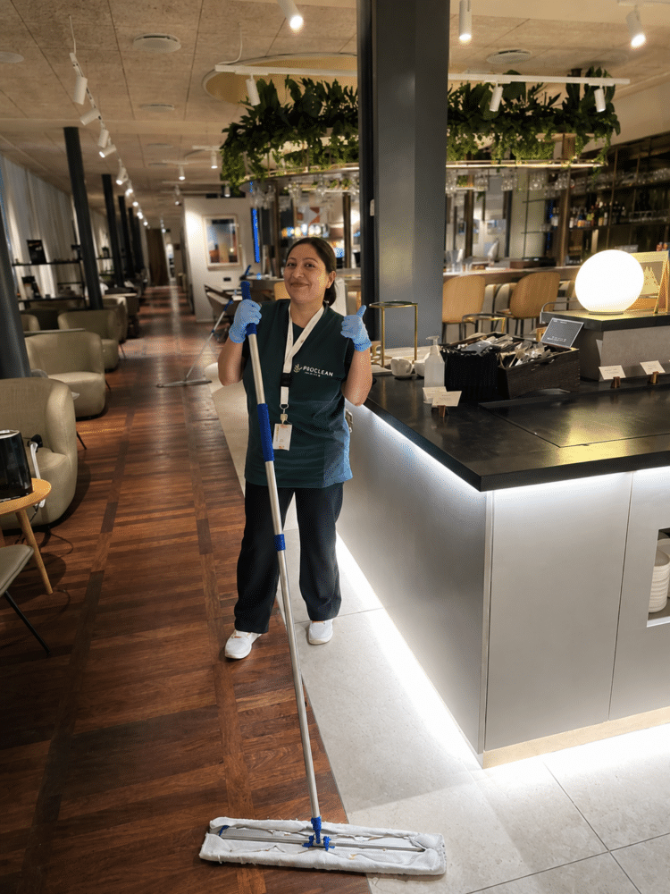 Medarbejder vasker gulv i restaurant